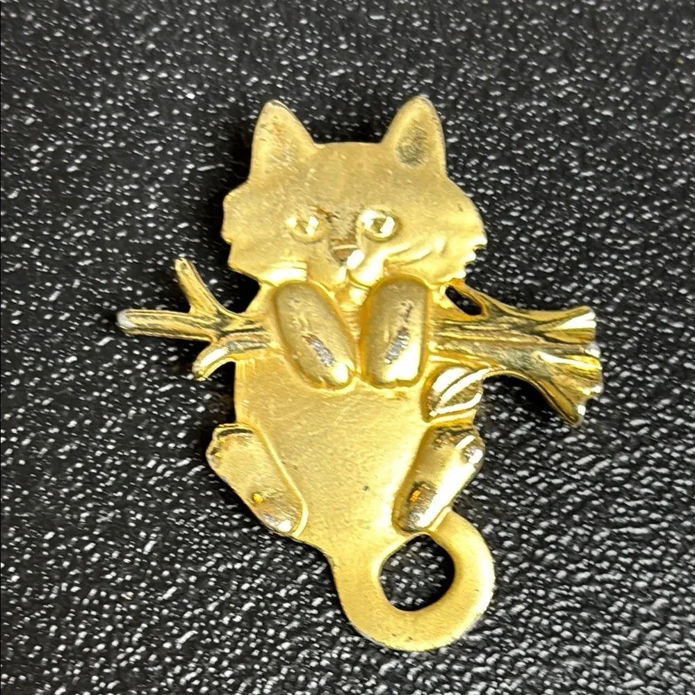 Vintage Kitty Cat Hanging Tree Branch Metal Goldtone Brooch Pin Cute